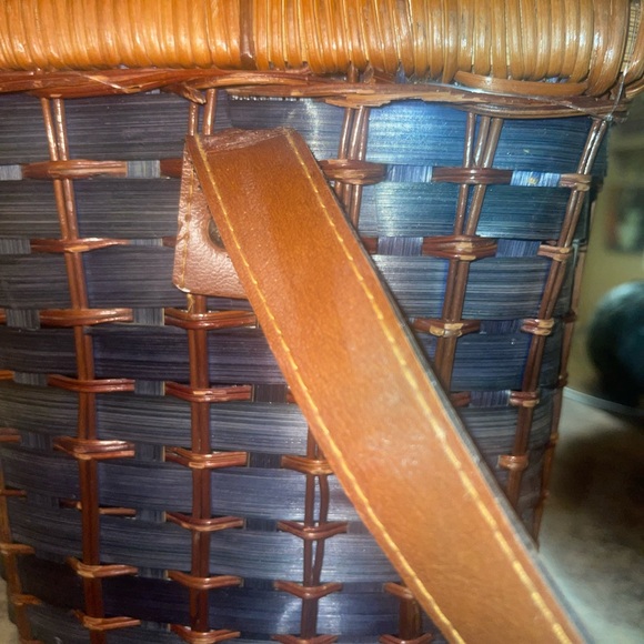 Vintage picnic basket the handle is coming off need to be fixed it is vintage - Picture 6 of 7